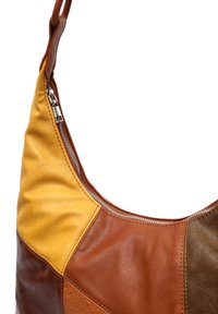 Borsa a spalla in pelle marrone e gialla con finitura texturizzata, dotata di chiusura con zip e design in patchwork di più colori.