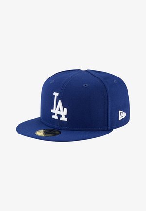 Gorra de béisbol azul hecha de tela con visera plana. Presenta un logotipo bordado en blanco "LA" en el frente y un logotipo de New Era en el lateral.