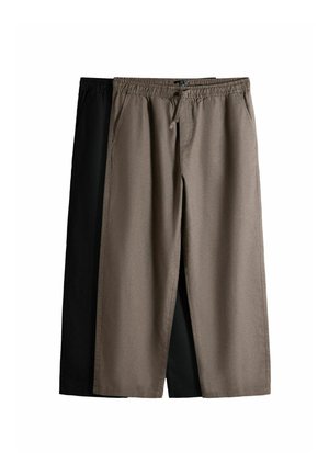 Zwei Paare Freizeithosen mit elastischem Bund und Seitentaschen, eines in Beige und eines in Schwarz, flach ausgelegt.