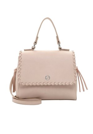 Bolso de mano de cuero beige con asa superior, solapa frontal con ribete de costura látigo, pequeño logo metálico redondo, detalles con borlas y correa de hombro desmontable.