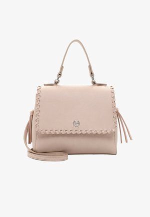 Bolso de mano de cuero beige con asa superior, solapa frontal con ribete de costura látigo, pequeño logo metálico redondo, detalles con borlas y correa de hombro desmontable.