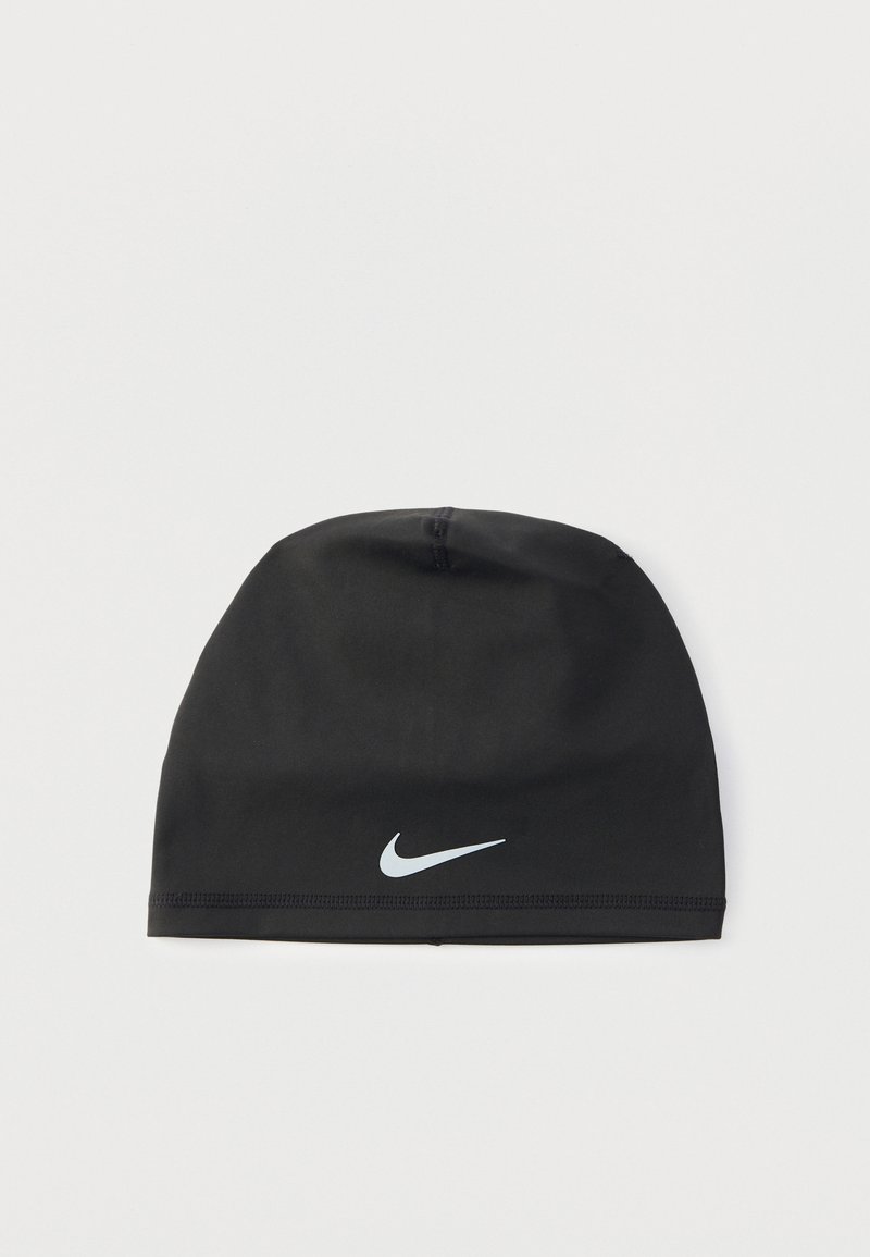 Bonnet en tricot noir en matière extensible, avec un petit logo Nike blanc à l'avant et un sommet sans couture pour une finition lisse.