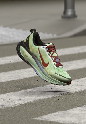 Nike Performance, VOMERO - Chaussures de running - frosted spruce/univ red/tar/purple fade/light lemon twist/rugged orange
