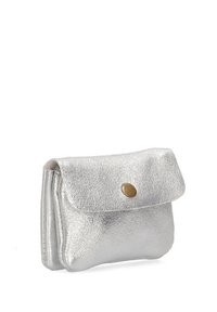 Cartera de mano plateada metálica con un acabado texturizado, solapa plegable y cierre a presión en tono dorado. Forma rectangular compacta.