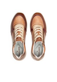Baskets en cuir dans des tons de beige et de bordeaux, dotées d'un système de laçage, d'une fermeture éclair sur le côté et de semelles rembourrées. Accents lisses et texturés visibles.
