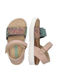 To par sandaler med en glitrende, multicolor strop, lyserøde læderdetaljer og en hvid gummisål. Indersålen har en korkstruktur.