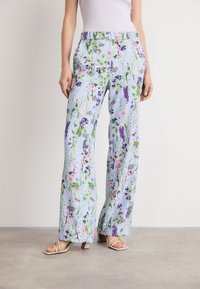 Lichtblauwe bloemmotief broek met een wijde pijpdesign, elastische tailleband en ingewikkelde patronen van paarse en roze bloemen.