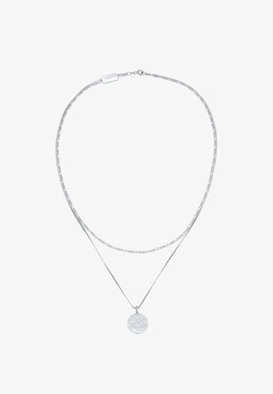 Sidabrinė daugiapakopė kaklo grandinėlė su subtilia grandine ir apvalia pakabuko forma, turinčia tekstūruotą paviršių. Įtraukta reguliuojama užsegimo detalė.