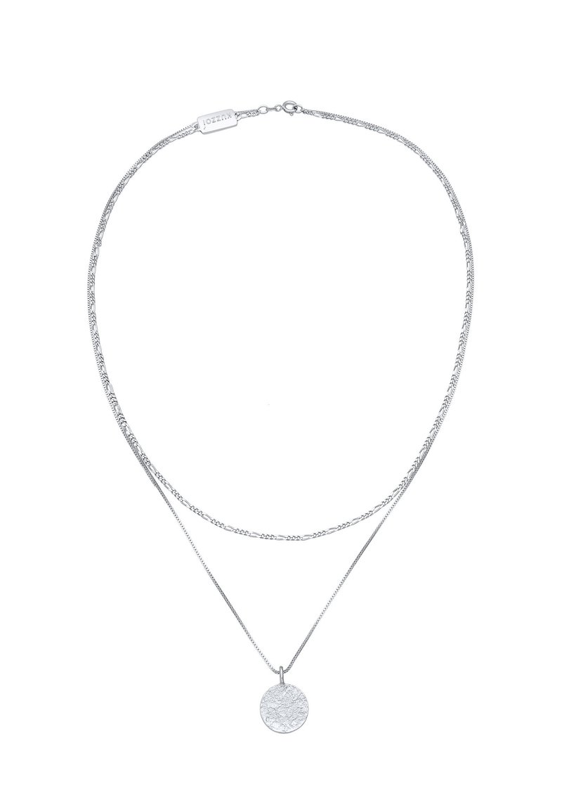 Collana multi-strato in argento con una delicata catena e un pendente rotondo con superficie texturizzata. Inclusa una chiusura regolabile.