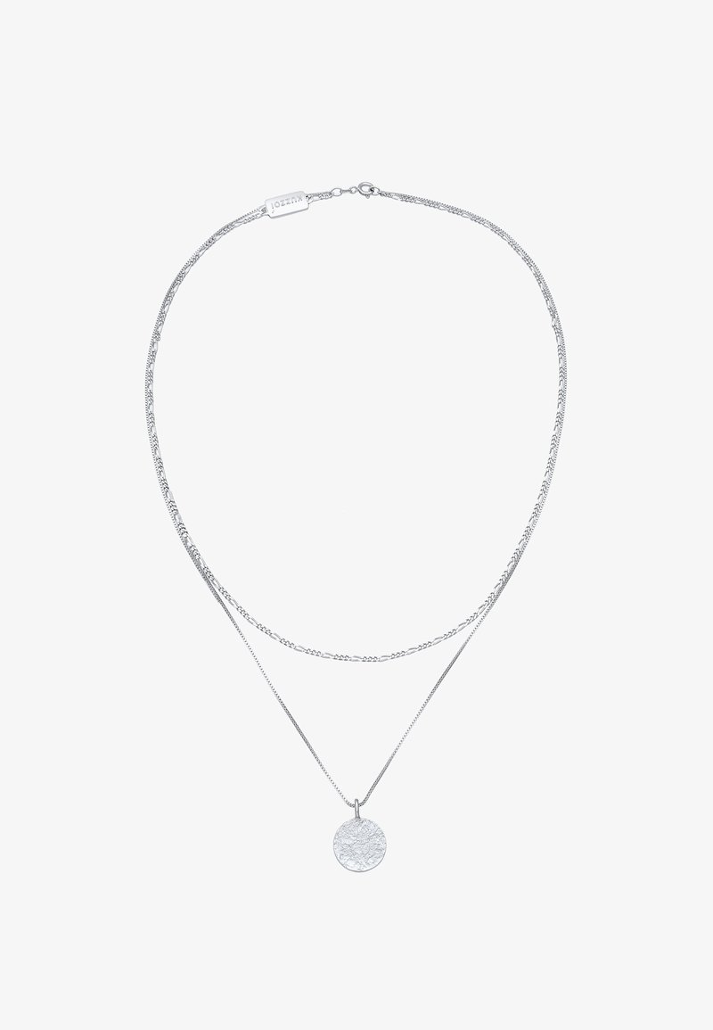 Collana multi-strato in argento con una delicata catena e un pendente rotondo con superficie texturizzata. Inclusa una chiusura regolabile.
