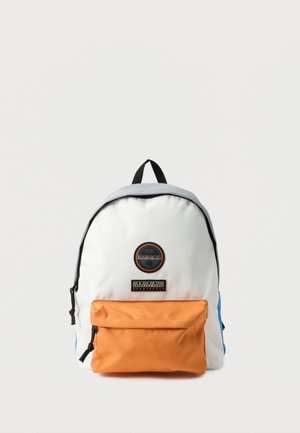 Sac à dos blanc avec poche avant orange, tirettes de fermeture éclair noires et logo de marque circulaire noir et orange au centre avant.