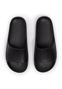 Infradito neri realizzati in gomma testurizzata, con design a punta aperta e una comoda striscia superiore liscia per un indosso confortevole.