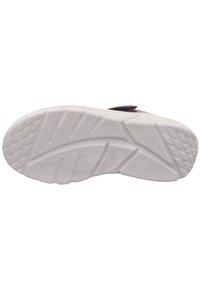 Bílá texturovaná podrážka dětské boty s označením "Superfit" ve velikosti 28, ukazující vzory gripu a část tmavě fialového svršku.