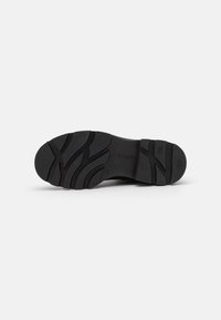 Gabor Comfort Kotníkové boty na platformě - black