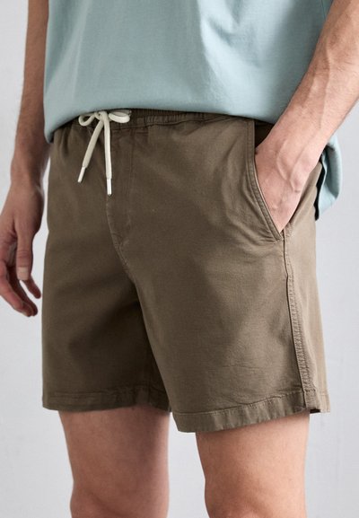 Khaki katoenen shorts met zijzakken, een off-white touwsluiting en een ontspannen pasvorm; zichtbare stiksels langs de zoom.