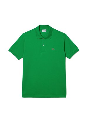 Grünes Poloshirt mit kurzen Ärmeln, zwei Knöpfen vorn und kleinem Krokodil-Logo auf der linken Brust.