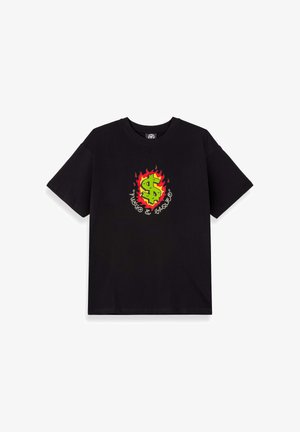 Czarna bawełniana koszulka z krótkimi rękawami, z wyrazistym zielonym symbolem dolara w czerwono-żółtych płomieniach na środku.