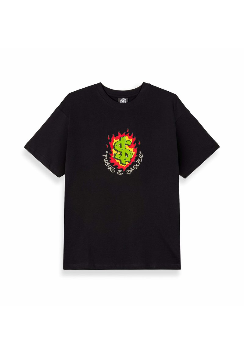 Camiseta de algodón negra con mangas cortas, que presenta un vibrante signo de dólar verde dentro de llamas rojas y amarillas en el centro.