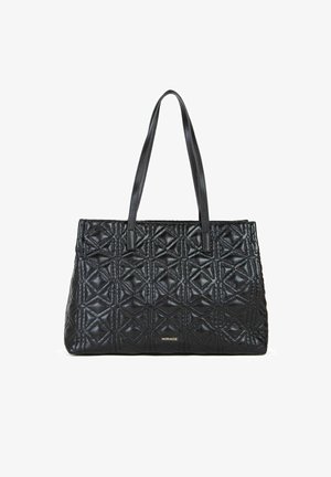 Borsa a tracolla in pelle nera con un motivo geometrico trapuntato, dotata di due manici lunghi e di un logo metallico sottile sul davanti.