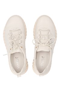 Weißes Leder Sneaker mit runder Zehenform, Schnürdesign, hellbeige Gummisohle und kleinen Akzent-Ösen. Strukturierten Oberflächen und Logo im Inneren.