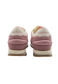 Sneaker in suede rosa con dettagli bianchi, dotati di un tallone imbottito, dettagli del logo e suola in gomma per una buona presa.