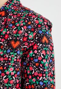 Pieces PCSAROLINE SHORT JACKET - Lengva striukė - black