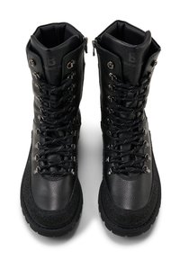 Černé kožené turistické boty s texturovaným materiálem, kovovými očeky a tkaničkami. Mají polstrovaný límec a robustní podrážku pro lepší trakci.