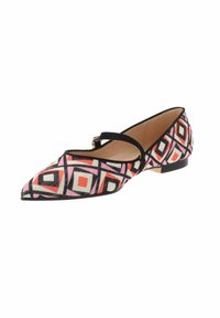 Bailarina de punta afilada en tejido estampado que presenta diseños geométricos en negro, rosa y rojo, con una tira negra a contraste y un pequeño tacón.