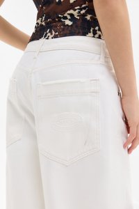 Witte denim broek met een relaxte pasvorm, voorzien van textuurzakken en gestikte details. RDG-logo in reliëf op de achterzak.