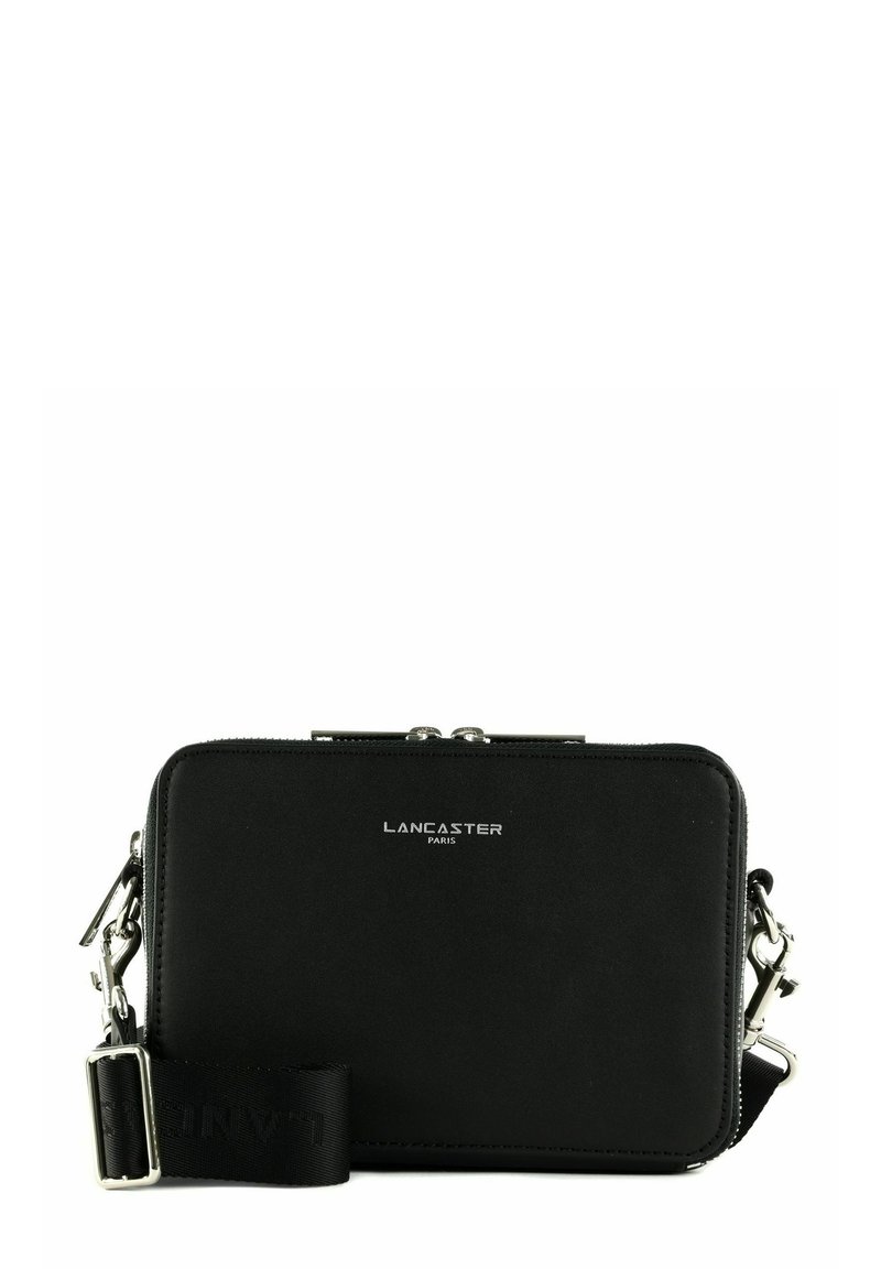 Borsa a tracolla in pelle nera con hardware argentato, chiusura con zip e tracolla regolabile, con logo "LANCASTER PARIS" sul frontale.