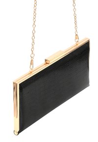 Geantă de umăr neagră cu un finisaj texturat, accesorii din aur și o curea din lanț. Formă rectangulară, cu un sistem de închidere sigur.