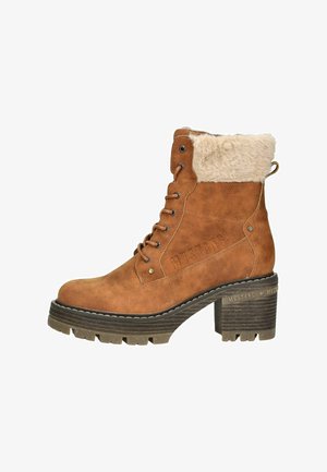 Bruine faux suede enkellaars met een gestructureerde, bontgevoerd kraag, vetersluiting en chunky, geribbelde hak. Voorzien van een geperst merklogo.