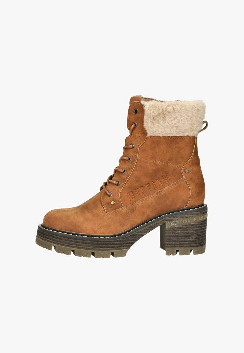Braune, kunstlederne Knöchelstiefel mit einem strukturierten, fellgefütterten Kragen, Schnürdesign und klobigem, geripptem Absatz. Mit geprägtem Markenlogo.