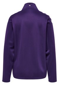 Lila långärmad jacka i mjukt material. Har en hög krage och vita accentstrider längs axlarna. Inga design detaljer framtill.