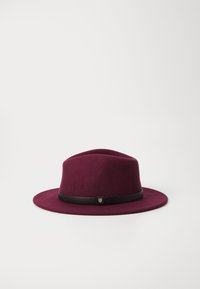 Chapeau en feutre bordeaux avec un large bord, doté d'un bandeau en cuir noir et d'un accent métallique. Le matériau a une texture douce et un design structuré.