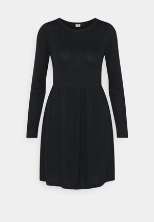 Czarna sukienka z długim rękawem z okrągłym dekoltem i marszczonym pasem, spódnica do kolan, prezentowana na jednolitym jasnym tle.