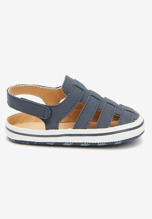 Marineblauwe kindersandaal met open teen ontwerp, verstelbare achterriem en witte rubberen zool met zwarte streepdetails.