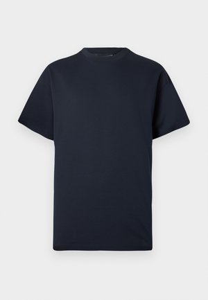 Egyszerű tengerészkék rövid ujjú, kerek nyakú póló laza szabással, fehér háttéren.