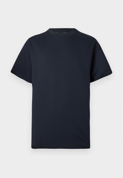 Απλό μπλε ναυτικό μπλουζάκι με κοντά μανίκια και στρογγυλή λαιμόκοψη, με άνετη εφαρμογή, σε λευκό φόντο.