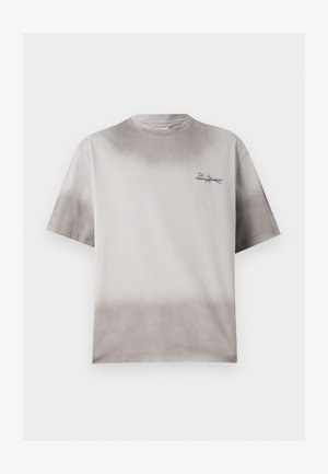 Hellgraues T-Shirt mit kurzen Ärmeln und dunklerem grauem Farbverlauf oben und unten, kleines schwarzes Textlogo auf der linken Brust.