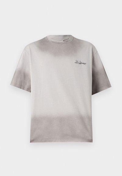 Ανοιχτό γκρι κοντομάνικη μπλούζα με σκούρο γκρι βαθμιαία μετάβαση πάνω και κάτω, μικρό μαύρο λογότυπο με κείμενο στο αριστερό στήθος.