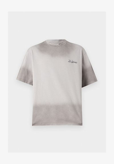 Ανοιχτό γκρι κοντομάνικη μπλούζα με σκούρο γκρι βαθμιαία μετάβαση πάνω και κάτω, μικρό μαύρο λογότυπο με κείμενο στο αριστερό στήθος.