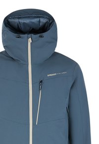 Blauwe waterdichte jas met hoge kraag, voorkant met rits en een ritszak op de borst. Bevat trekkoorden op de capuchon en merkdetails.