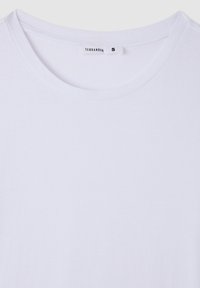 Maglietta bianca in cotone con scollo rotondo, maniche corte e un'etichetta con scritto "Terranova" in taglia piccola. Tessuto liscio e design semplice.