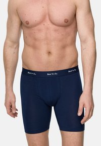 Mörkblå herrboxershorts i elastiskt tyg, med en midjeresår med logga, åtsittande design och medellånga ben. Slät textur.