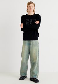 GAP LOGO INTARSIA CREW - Strickpullover - black