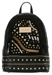 Mini sac à dos noir avec des clous dorés, des paillettes et des ornements semblables à des cristaux, avec une plaque logo "River Island" en or sur le devant.