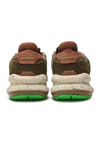 Sneaker marrone e verde con suola beige maculata, dotata di linguetta e parte posteriore imbottite in marrone, e dettagli in gomma verde sulla suola.