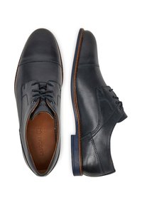 Námořnické kožené společenské boty s hladkým povrchem, kulatou špičkou, kontrastním světle hnědým prošíváním a mírně zvýšenou modrou podrážkou.