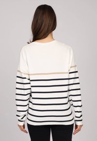 Haut à manches longues rayé avec des rayures noires horizontales sur un fond crème, agrémenté d'un accent horizontal marron clair près des épaules.